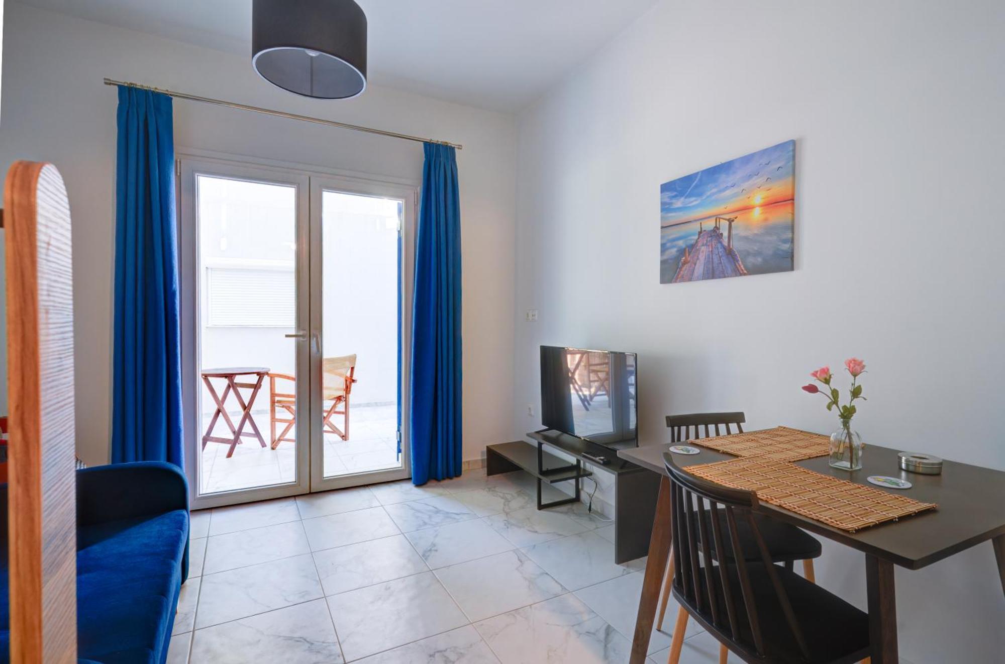 Molos Beachfront Apartments In Diakopto Bilik gambar